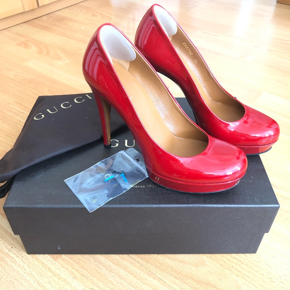 Authentic Gucci vernice crystal pumps